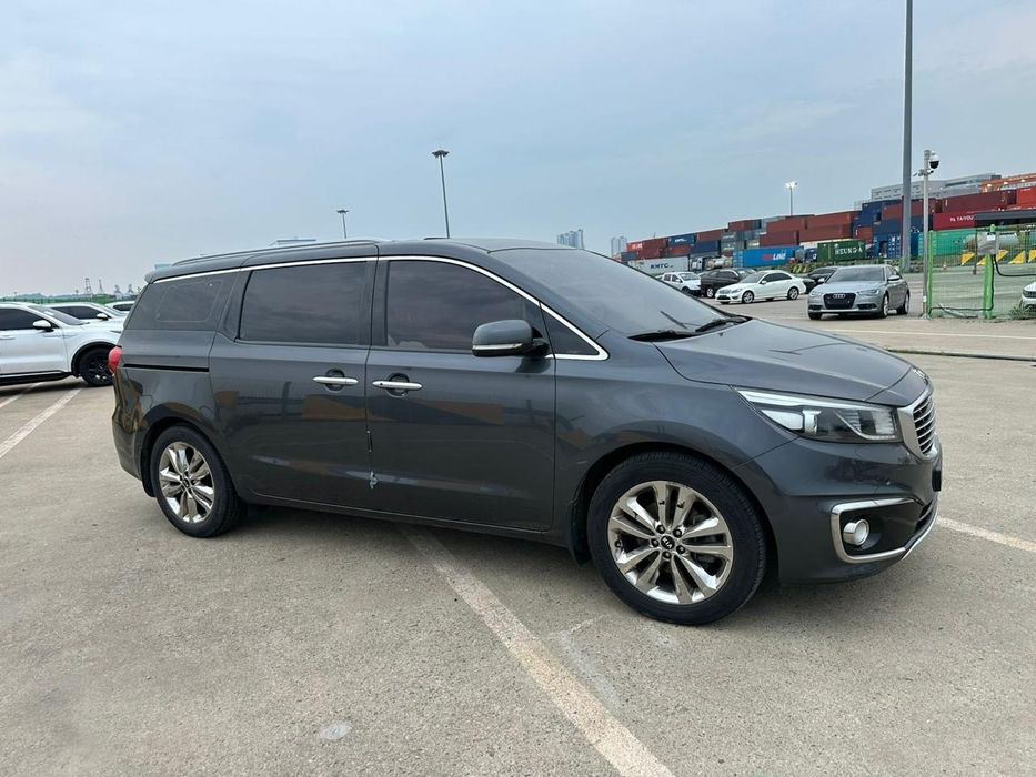 продаж Kia Carnival в гарному стані