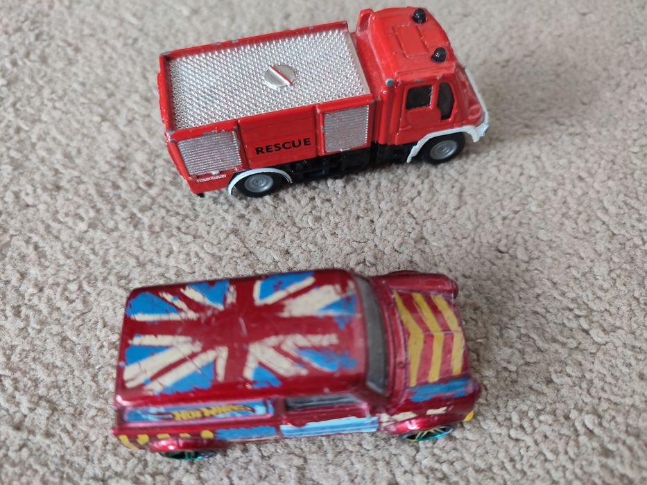 Dwa małe autka używane