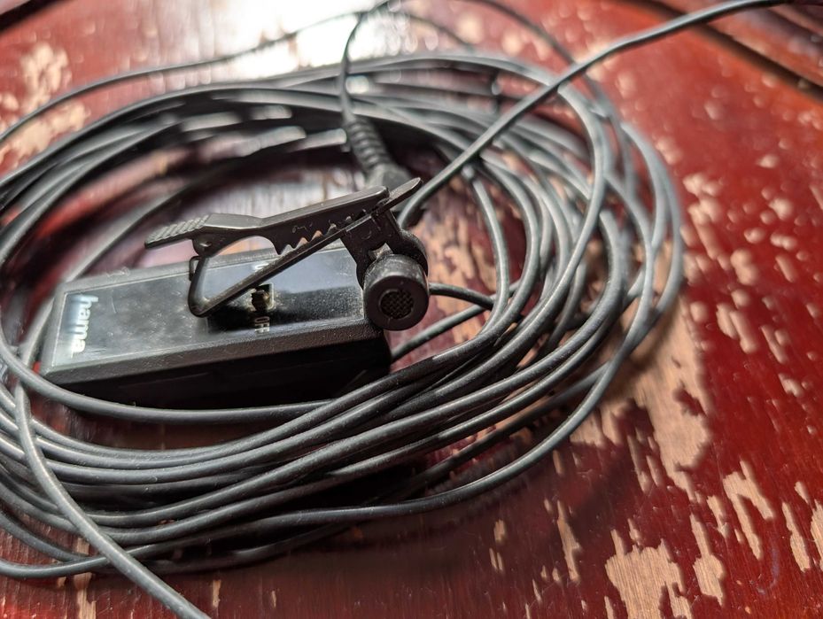 Microfone de Lapela Hama com Fio Longo — Funcional e Econômico