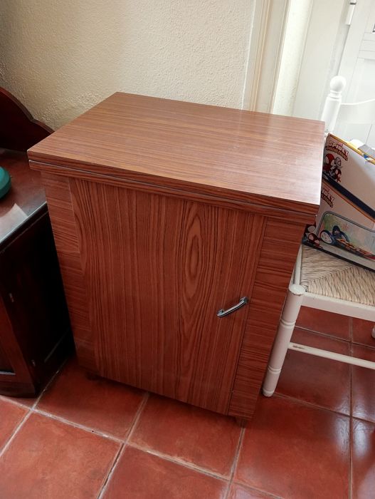 Máquina de costura com móvel