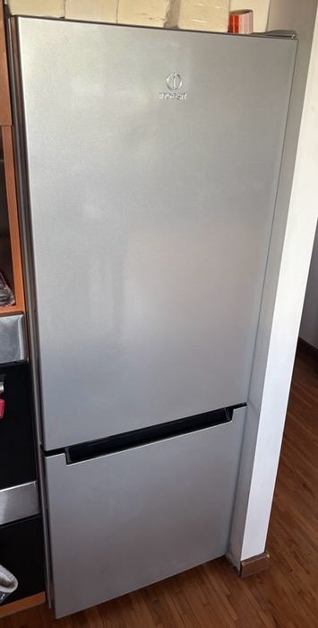 Lodówka INDESIT  uszkodzona