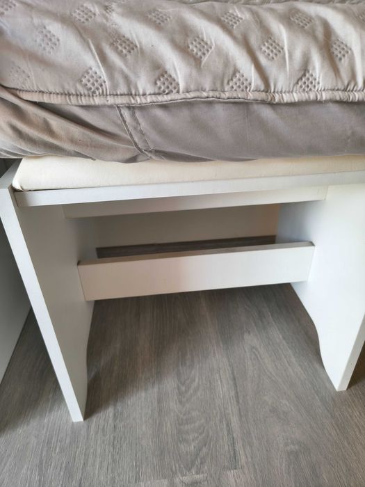 Venda de mesa de cabeceira com espelho.