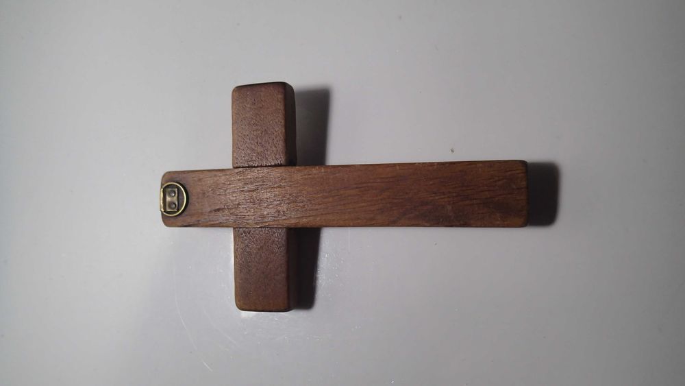 Crucifixo antigo em madeira e metal