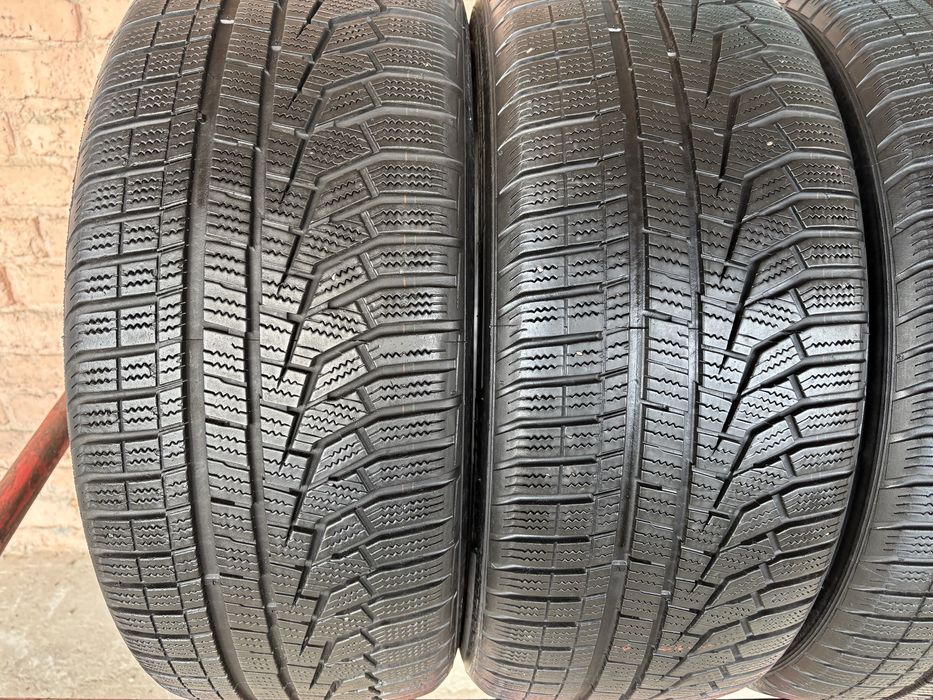 Комплект зимових шин 225/55R17 Hankook