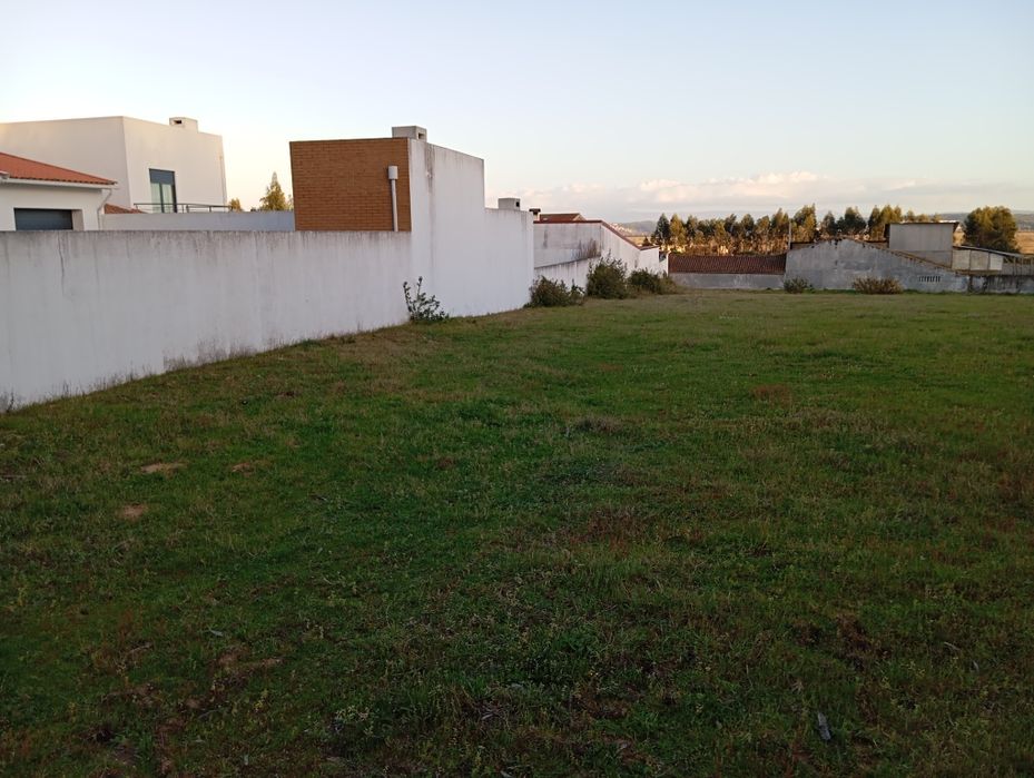 Terreno de construção nas meãs do campo ao lado da nacional 111