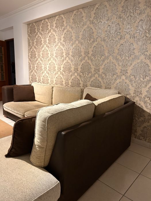 Sofá longo com almofadas