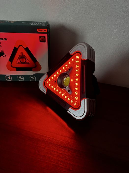 Luz de Emergência Triangular LED Multifuncional – SANDA (500 lúmens)