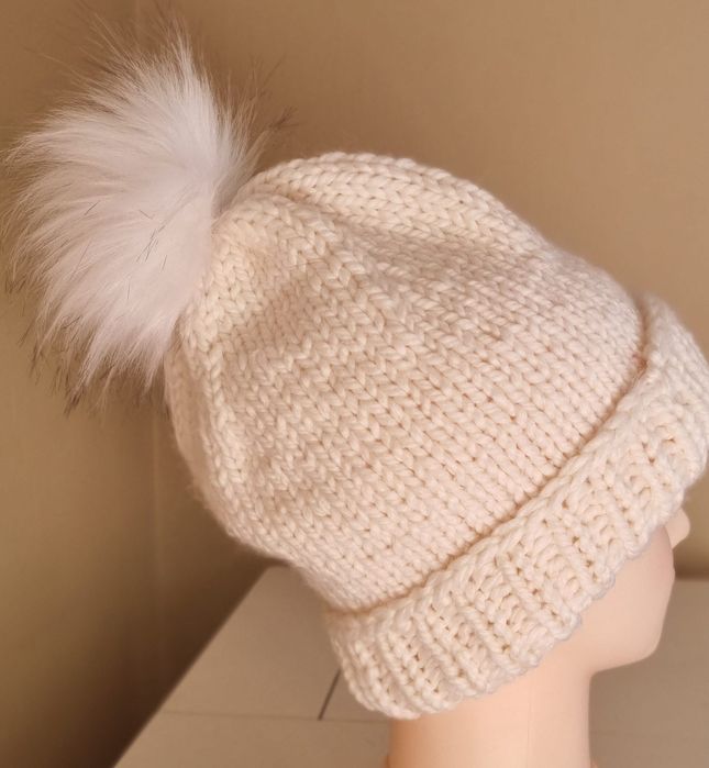 Biała czapka handmade