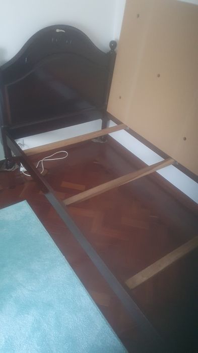 Cama de solteiro em madeira maciça
