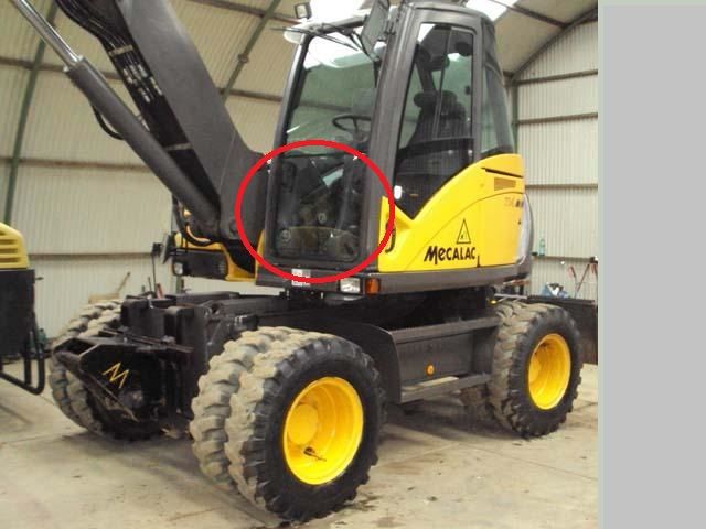 Mecalac 714 koparka szyba przednia dolna  nr 134  nr 136