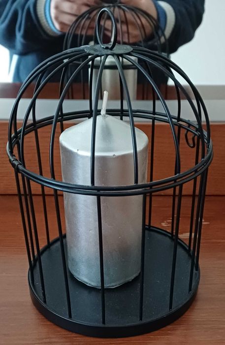 Gaiola com vela de decoração
