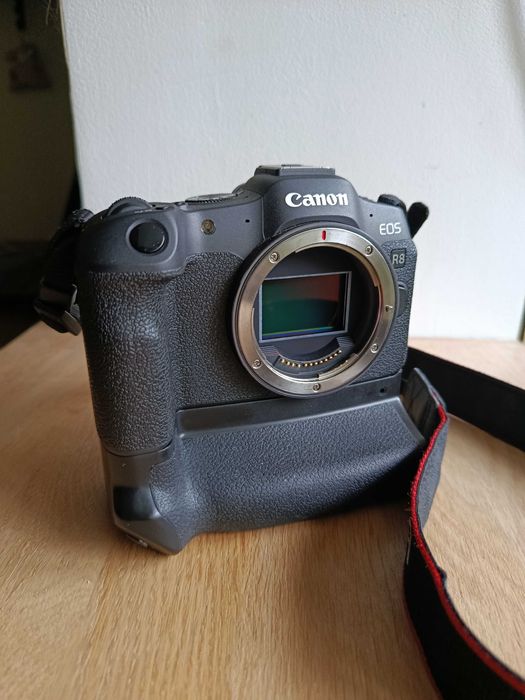 Фотоапарат Canon r8 + батарейний блок