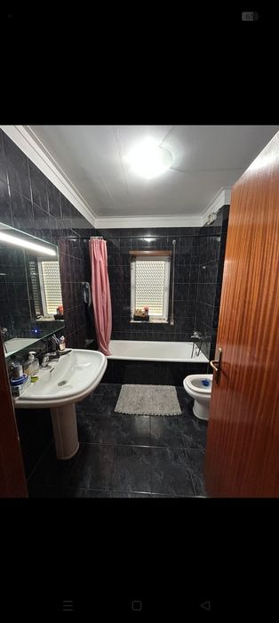 Alugo quarto em  Barcelos .