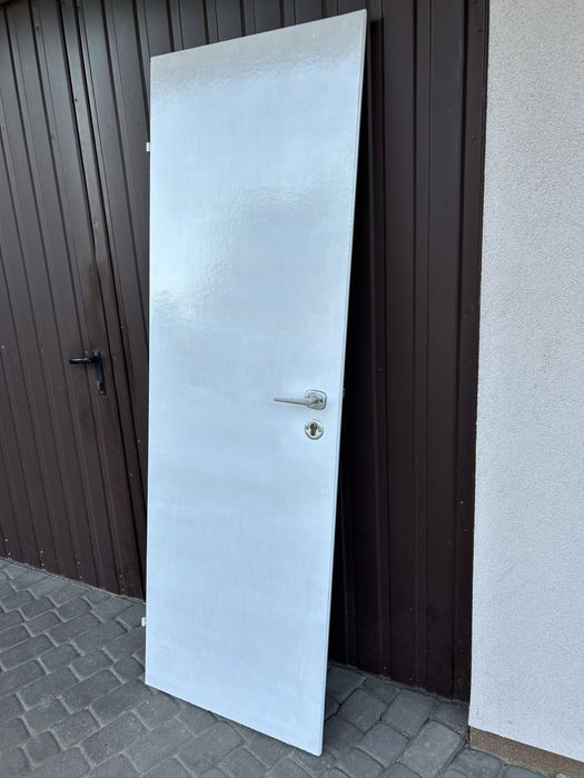 Drzwi wewnętrzne lewe białe z klamką i zamkiem