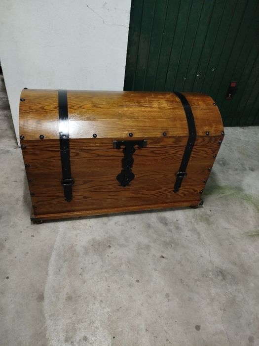 Baú em madeira ...........