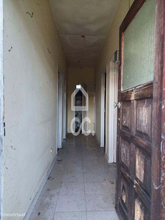 Moradia para restauro com terreno na periferia da cidade excelente opo