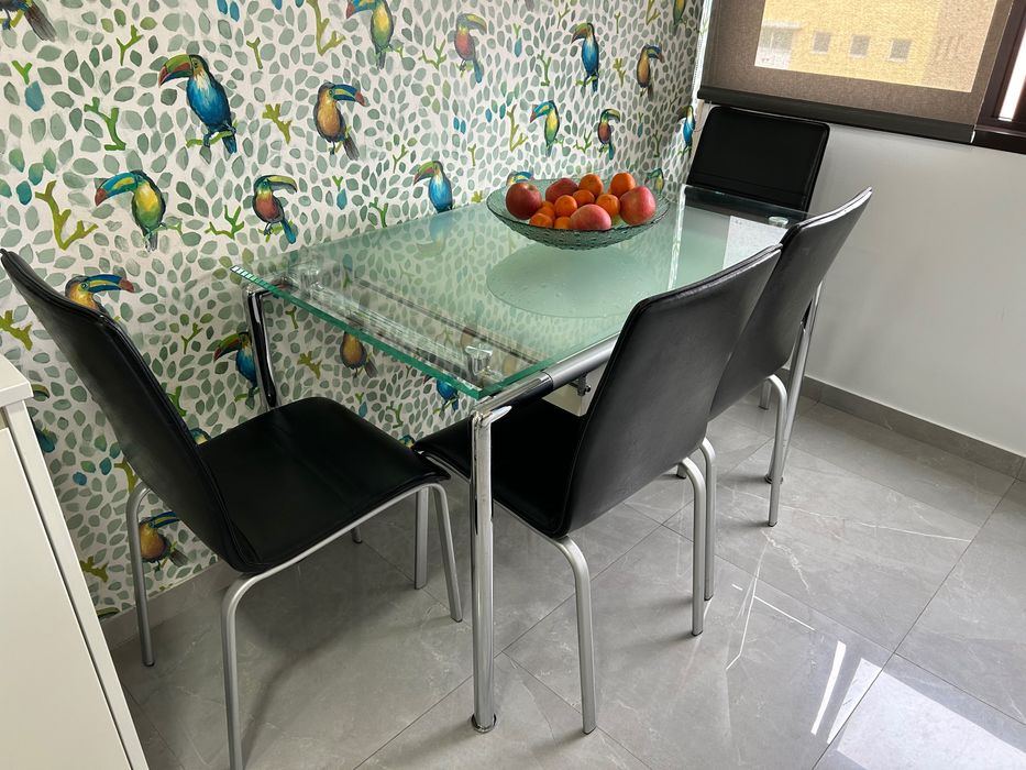 Mesa de refeições em vidro + cadeiras