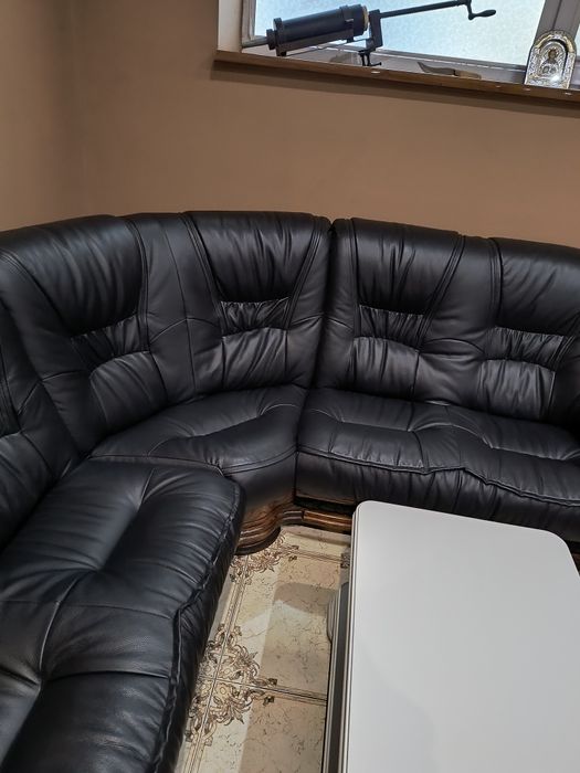 Шкіряні дивани і Деревяний стіл з масиву