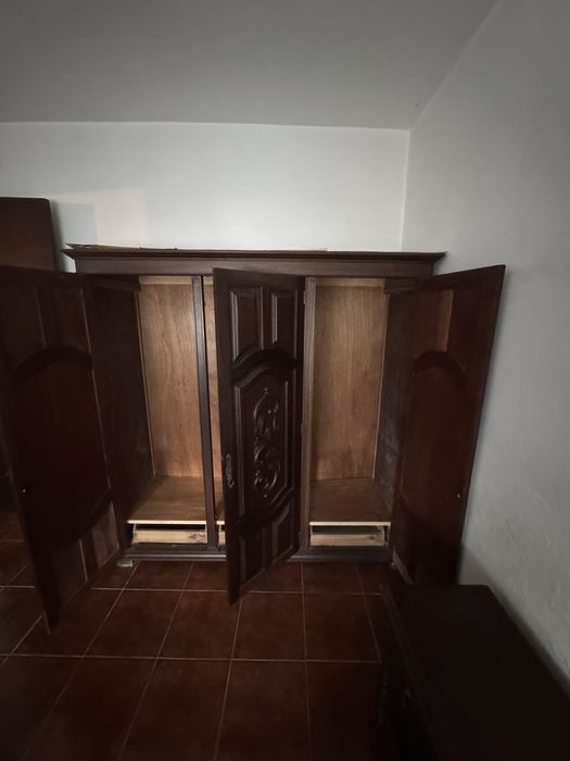 Quarto completo - Cama, Armário, Cómoda, Cabeceiras e ainda 2 cadeiras de apoio