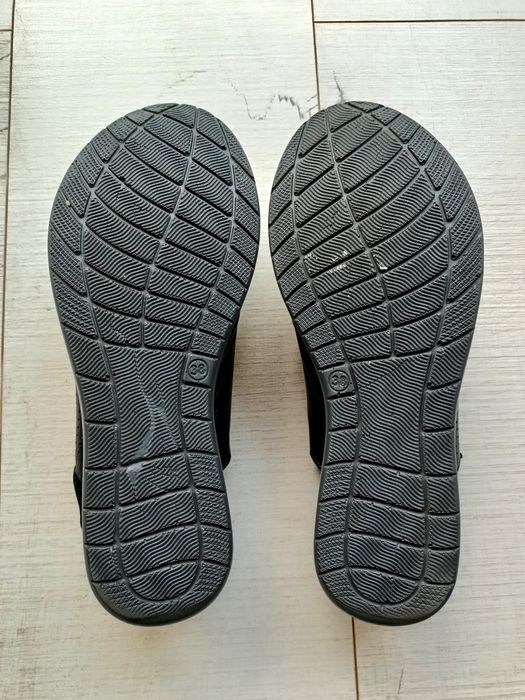 Skórzane sandały na koturnie czarne rozmiar 38