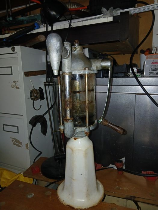 Bomba de  Azeite Antiga