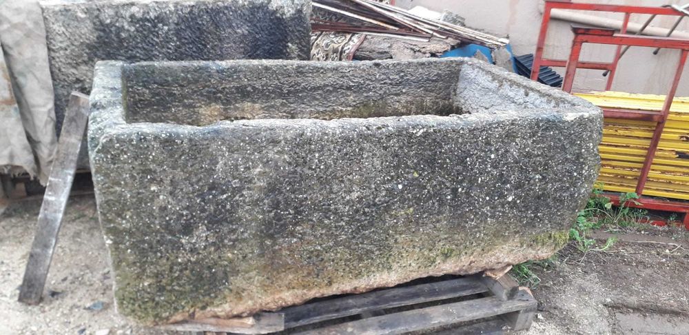 Pias antigas em pedra