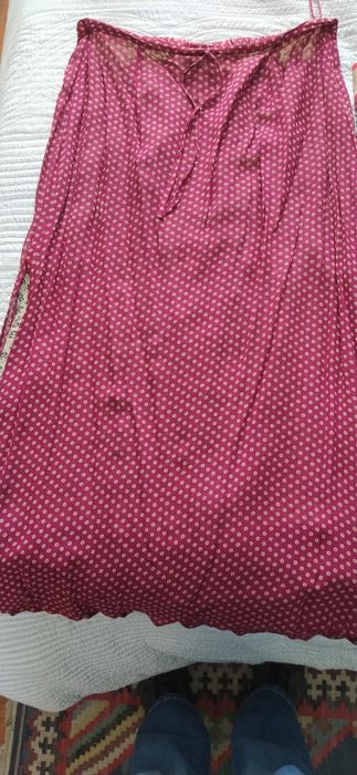 Dezenas de saias midi entre o 40 e 48