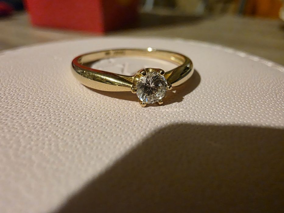 Złoty pierścionek z cyrkonią Apart