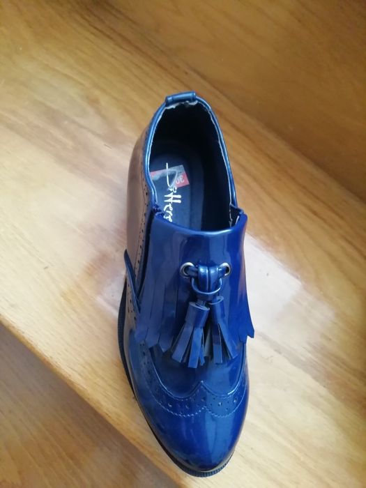 Sapato de senhora ou menina azul. Escuro