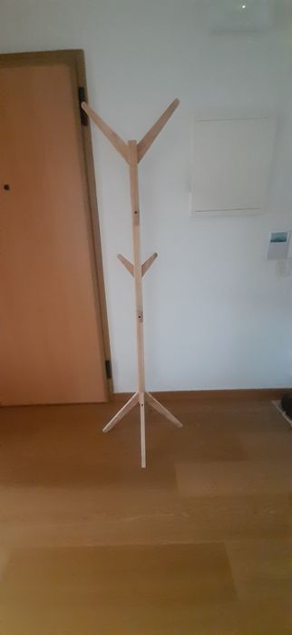 Cabide de pé em pinho