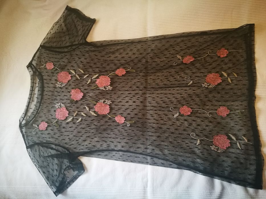 Elegancka koronkowa sukienka z haftem