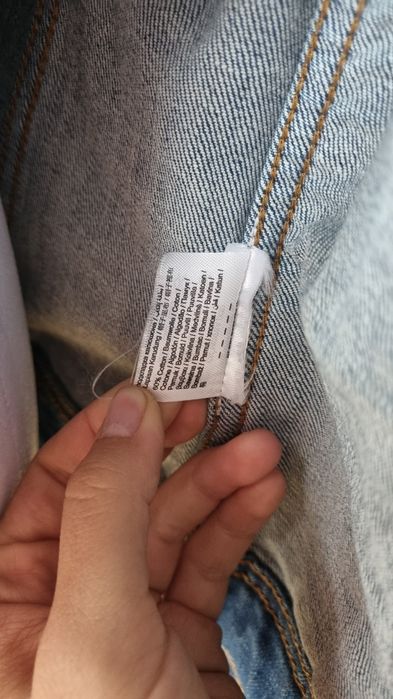 Kurtka jeansowa z materialowymi rękawami i kapturem