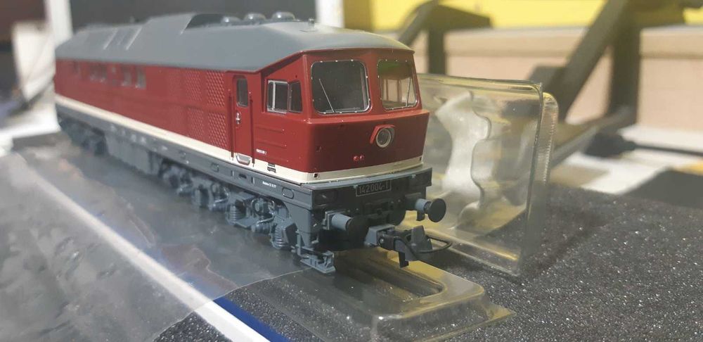 Масштабная модель тепловоза Roco BR 142, DR (Людмила) 1-87