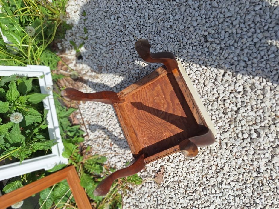 Pufa skórzana ludwikowska, drewno