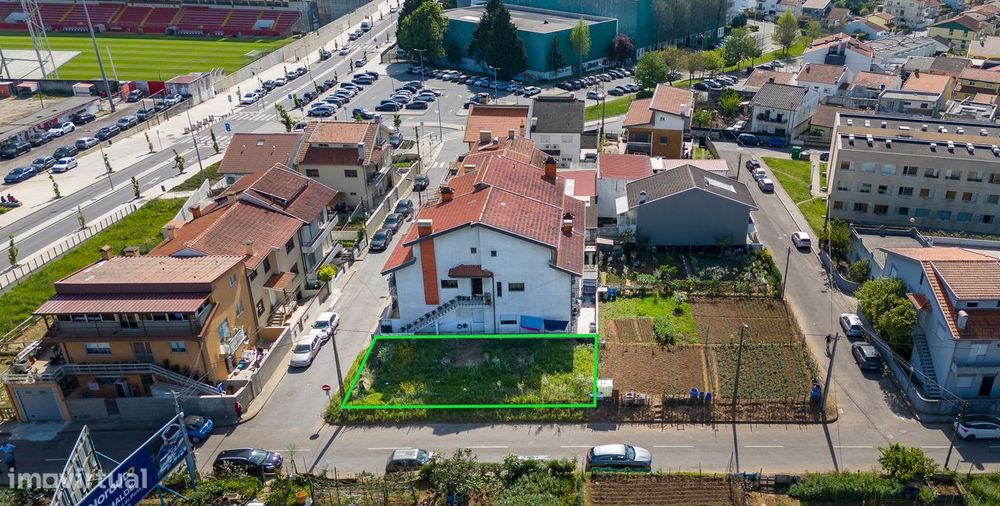 Terreno urbano para construção na Senhora da Hora, com 216m2