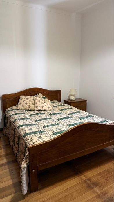 Cama de Casal + Colchão + Mesas de Cabeceira