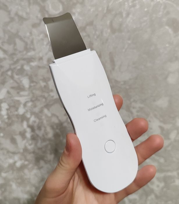 Ультразвуковий скрабер для чистки обличчя.