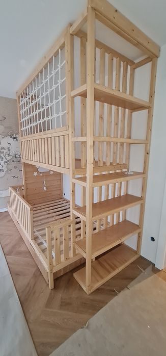 Łóżko piętrowe drewniane lakierowane z siatka i regałem