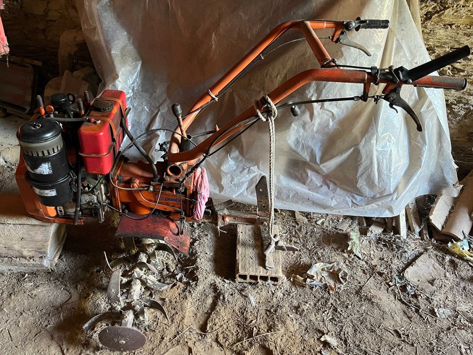 Moto cultivador Lombardini 6LD360, com alfaia e atrelado