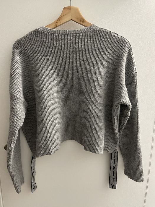 Camisola de malha cinzenta