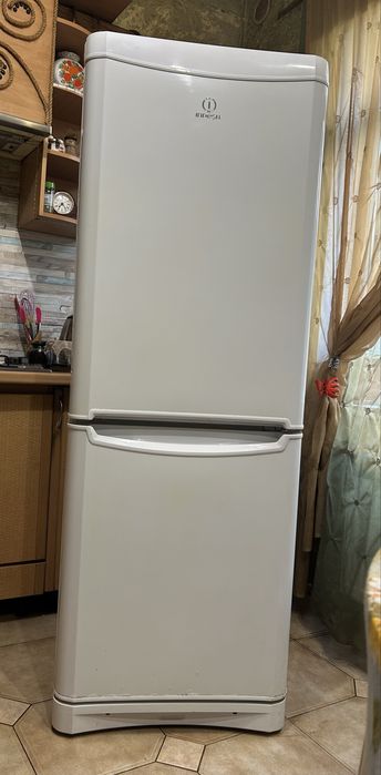 Холодильник Indesit no frost (потребує  ремонту)