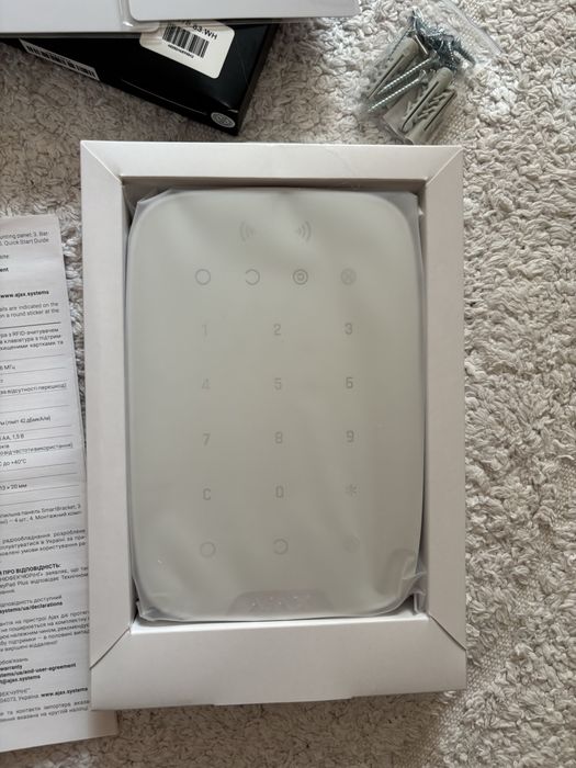 Сенсорна клавіатура Ajax KeyPad Plus white з брелоками і картками