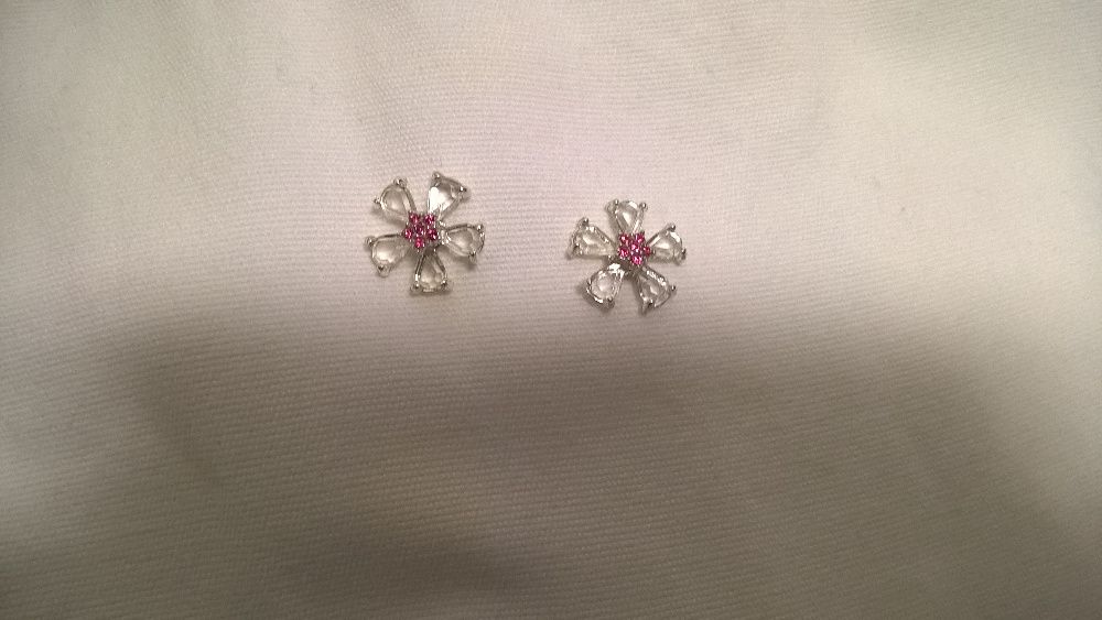 Brincos flor prateados e rosa NOVOS