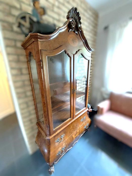 barokowa witryna drewniana przeszklona intarsjowana z szufladami