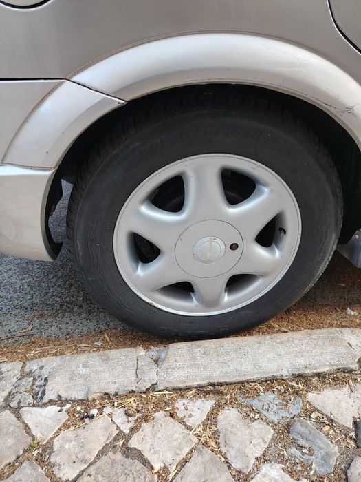 Velocímetro  universal  novo e 4 pneus 195/60/15.