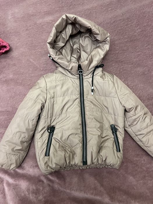 Куртка на дівчинку.