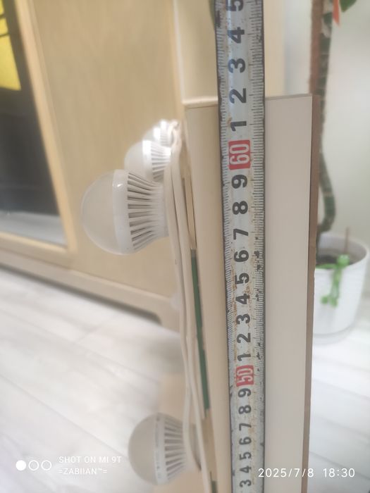 Макіяжне дзеркало з підвісною тумбою