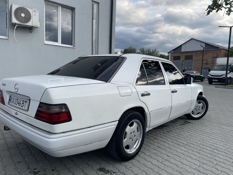Мерседес 124 E220