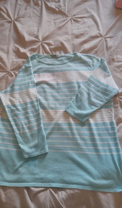 Camisola azul com riscas brancas