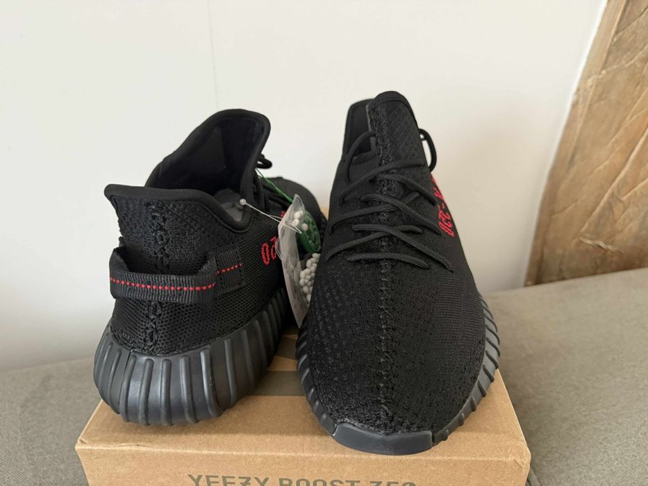 Nowe yezzy czarne z czerwonym haftem